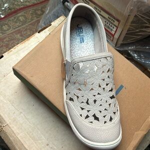 NEW JAMBO Womans Size 12 five Gray Wildflower Moc